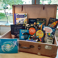 Geöffneter Medienkoffer mit CD's und Büchern. Es gibt viel zu entdecken.